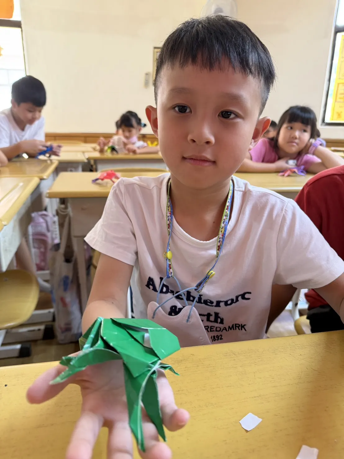 學生展示甲蟲主題手作成果