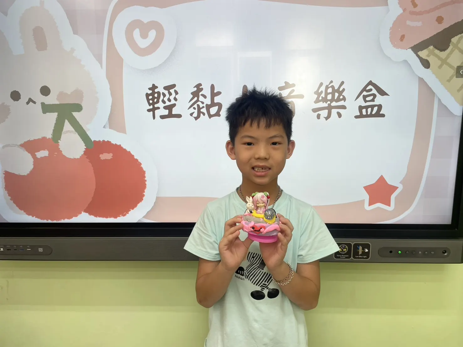 學生展示輕黏土音樂盒作品