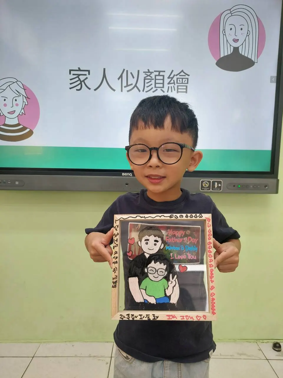 學生展示父親節似顏繪作品